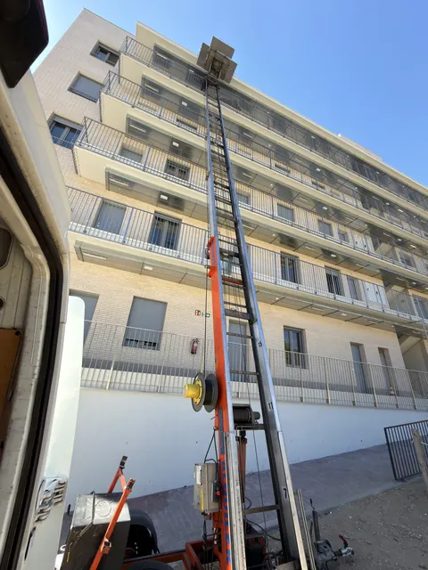 Plataforma elevadora en un edifici d'obra nova de sis plantes a Arenys de Mar